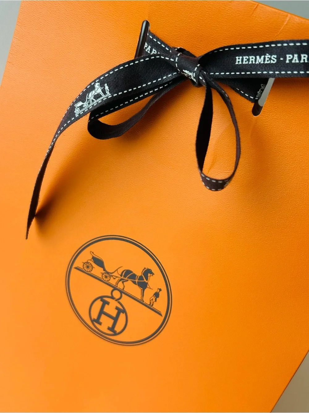 Luxury Hermès Classic Orange Presentation Tote with & Ribbon - Picture 3 of 5
